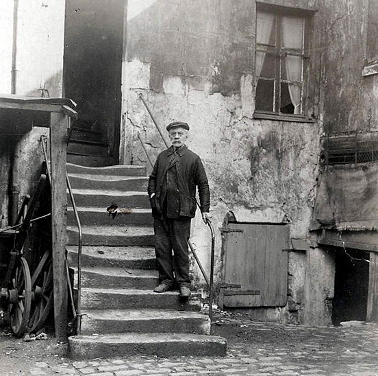 Pierre Degeyter na entrada de sua casa em Saint-Denis