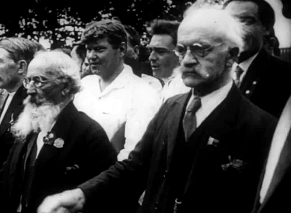 Pierre Degeyter (à direita) e Pierre Fourcade (à esquerda), membro da Comuna de Paris de 1871, são recebidos com grande pompa em Moscou, em 1928, no VI Congresso da Internacional Comunista