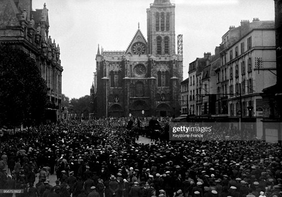 Funeral de Pierre Degeyter, o compositor da música da "Internacional", em frente à Catedral de Saint-Denis, França, em setembro de 1932. (Foto de KEYSTONE-FRANCE/Gamma-Rapho via Getty Images)