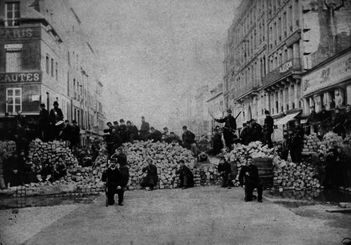 Barricada dos communards, defensores da Comuna, em Paris