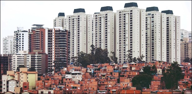 Favela do Paraisópolis com edificios luxuosos ao fundo no Morumbi, em São Paulo