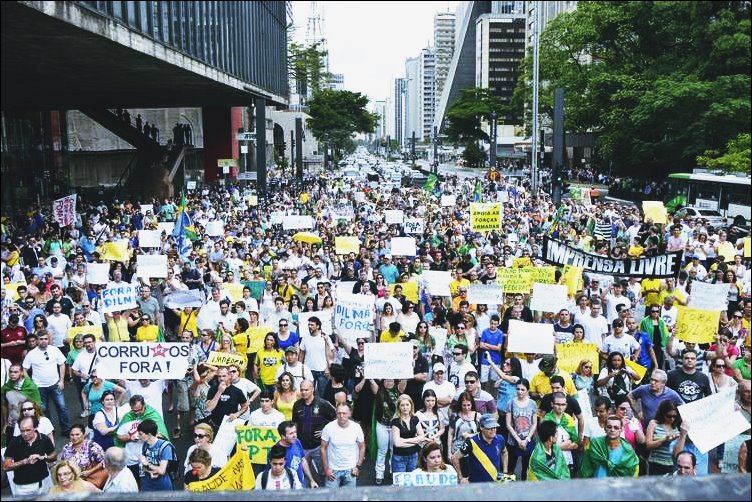 Manifestantes realizam ato para pedir o impeachment da presidente da República, Dilma Rousseff, na Avenida Paulista em São Paulo, SP, neste sábado (1). Fernando Zamora/Futura Press