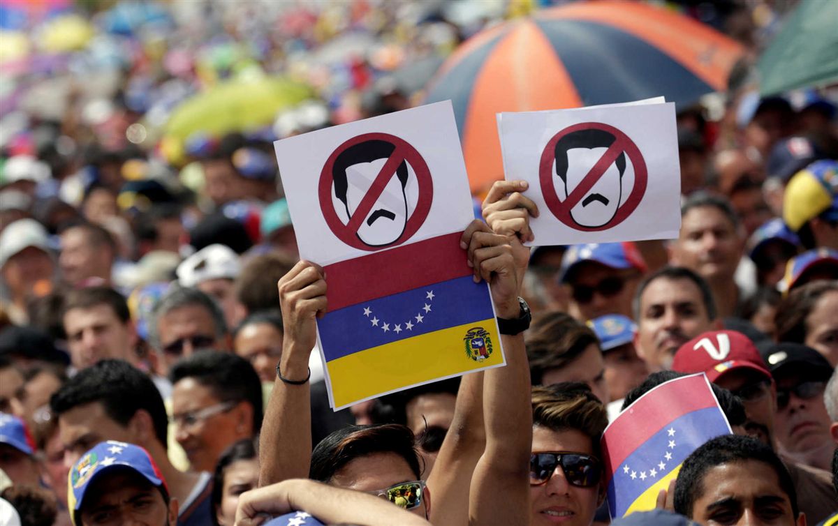 Protestos em Caracas têm reunido milhares de pessoas depois que Judiciário assumiu as funções do Legislativo