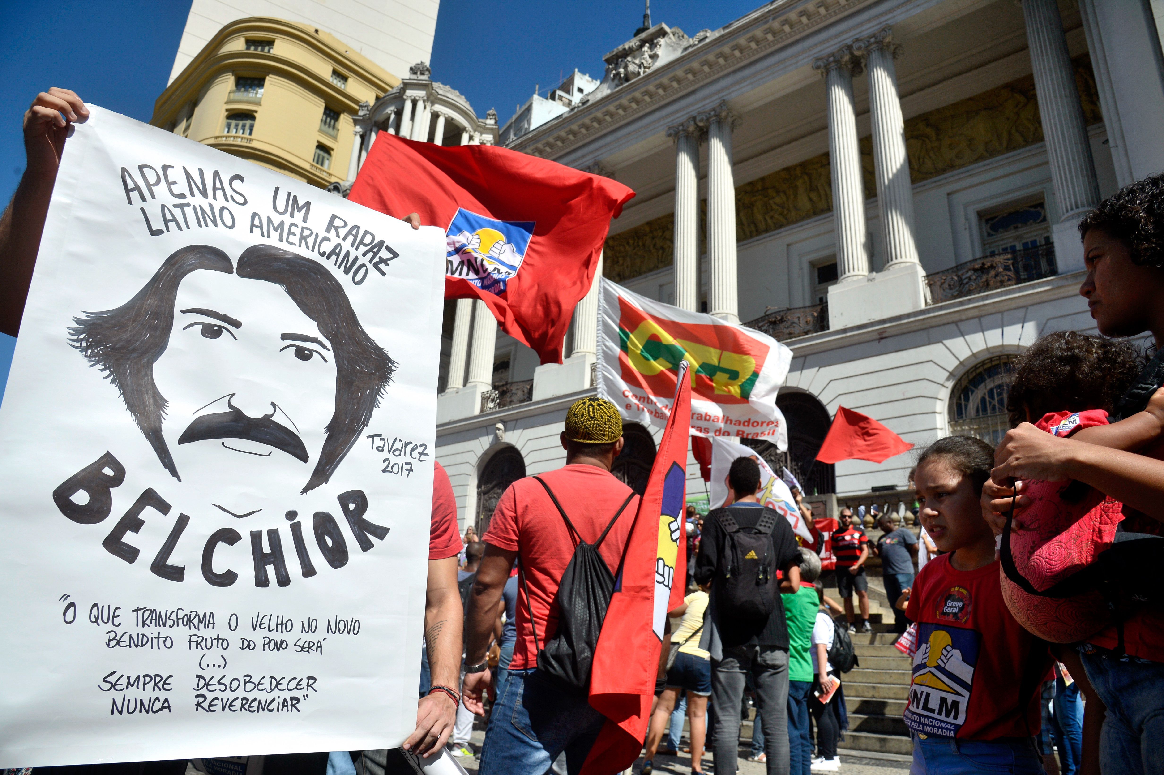 01/05/2017- Rio de Janeiro- RJ, Brasil- Ato convocado pelas centrais sindicais reune milhares de manisfestantes na Cinelância, região central da cidade,  contra as reformas trabalhista e previdenciária propostas pelo governo.
Foto: Tânia Rêgo/Agência Brasil