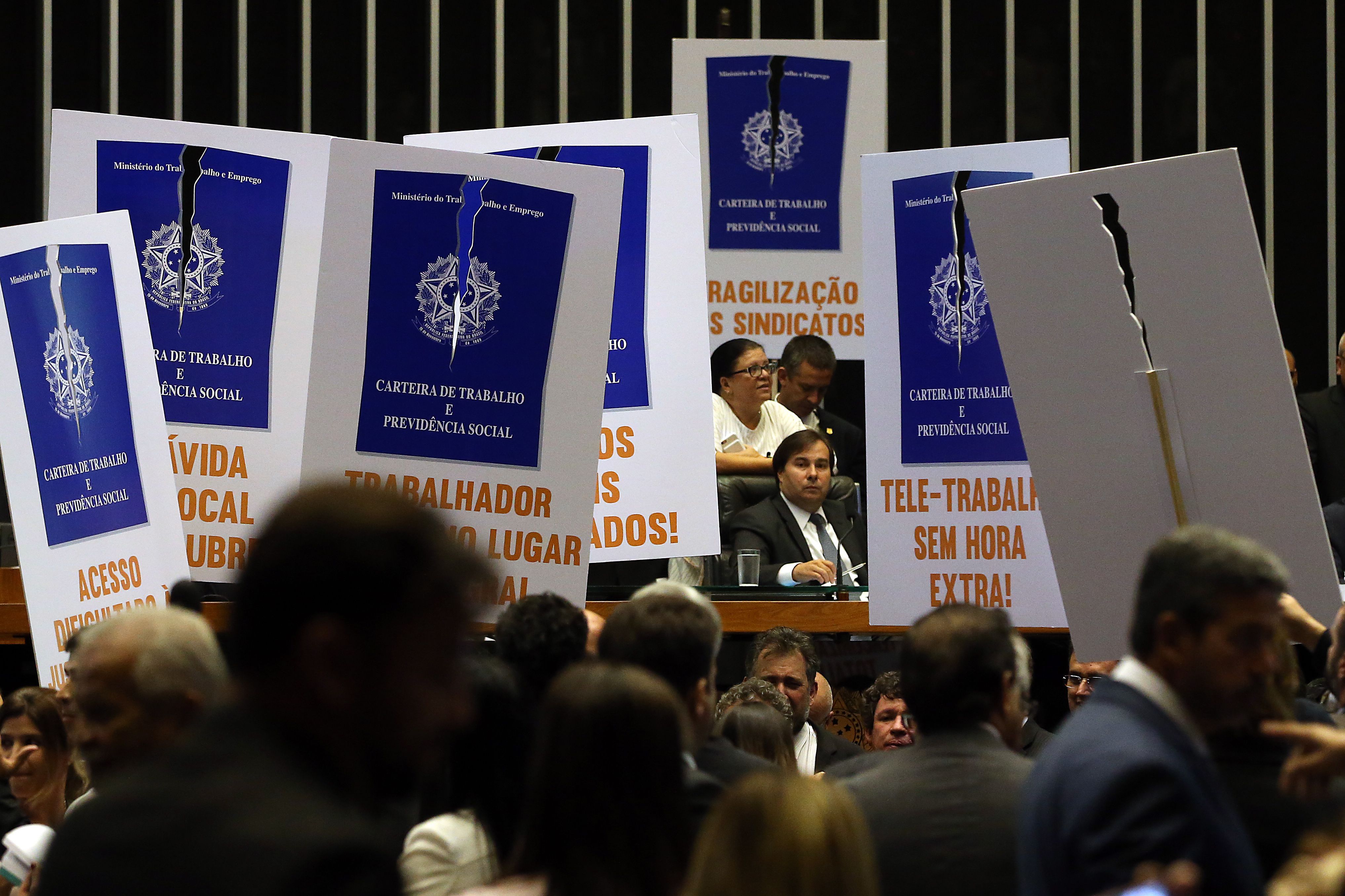 26/04/2017- Brasília- DF, Brasil- Deputados de partidos de oposição ao governo tentam adiar a votação em plenário do projeto de lei (6787/16), que trata da reforma trabalhista
Foto: Antonio Cruz/Agência Brasil