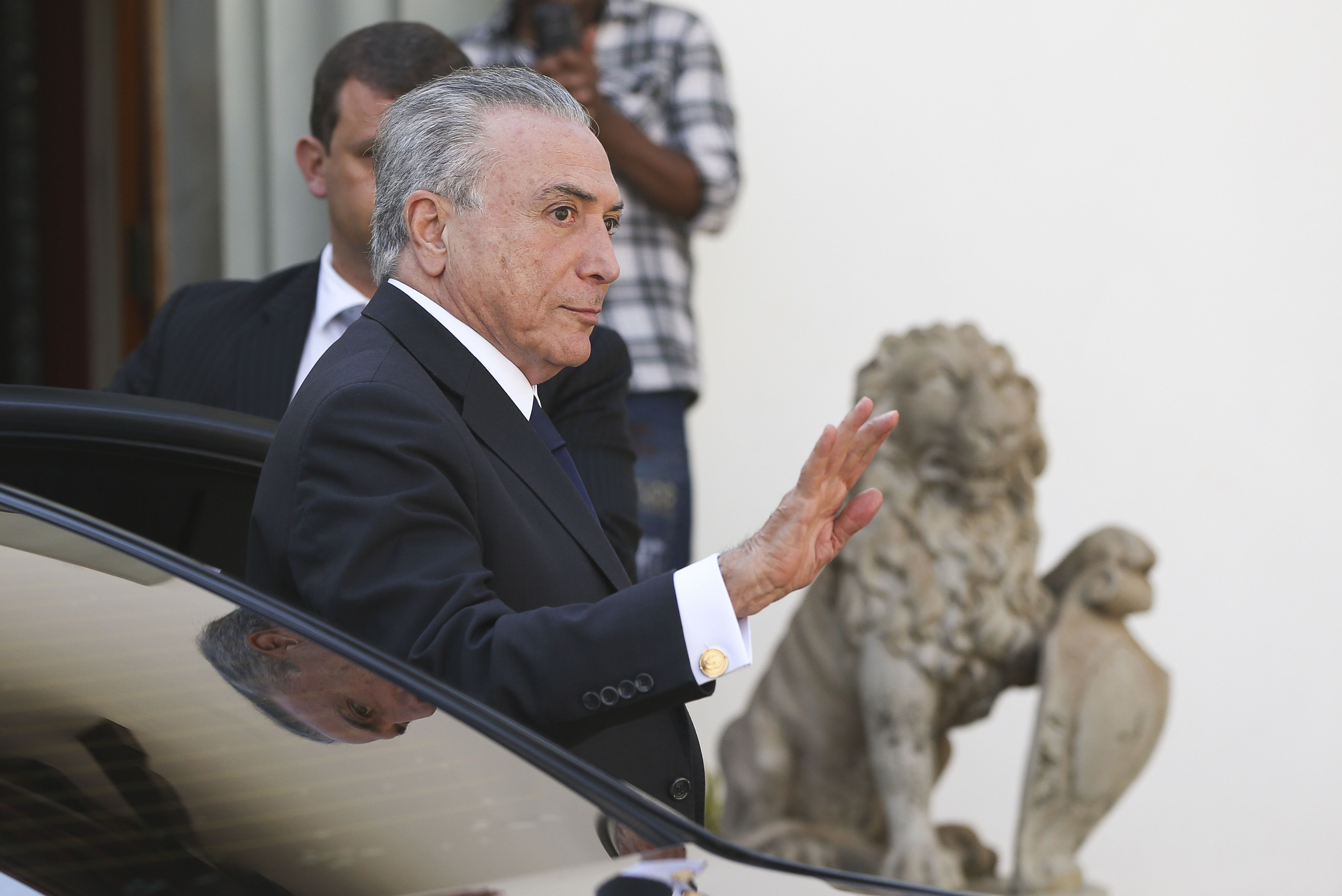 Brasília - O presidente interino, Michel Temer, chega para almoço na casa do deputado Rogério Rosso (Marcelo Camargo/Agência Brasil)