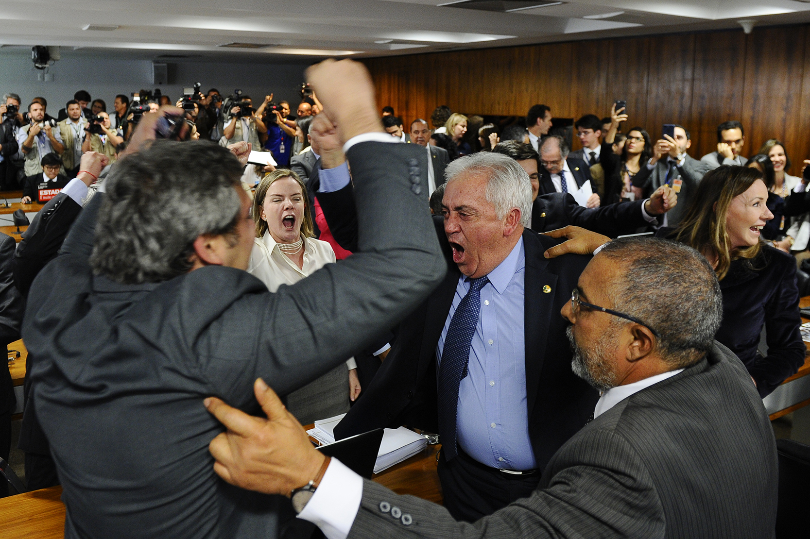 Comissão de Assuntos Sociais (CAS) rejeita, por 10 votos a 9, relatório de Ricardo Ferraço (PSDB-ES) sobre a reforma trabalhista. O resultado é aplaudido e comemorado por senadores de oposição.Participam:
senador Lindbergh Farias (PT-RJ);
senador Otto Alencar (PSD-BA);
senador Paulo Paim (PT-RS);
senadora Gleisi Hoffmann (PT-PR).Foto: Marcos Oliveira/Agência Senado