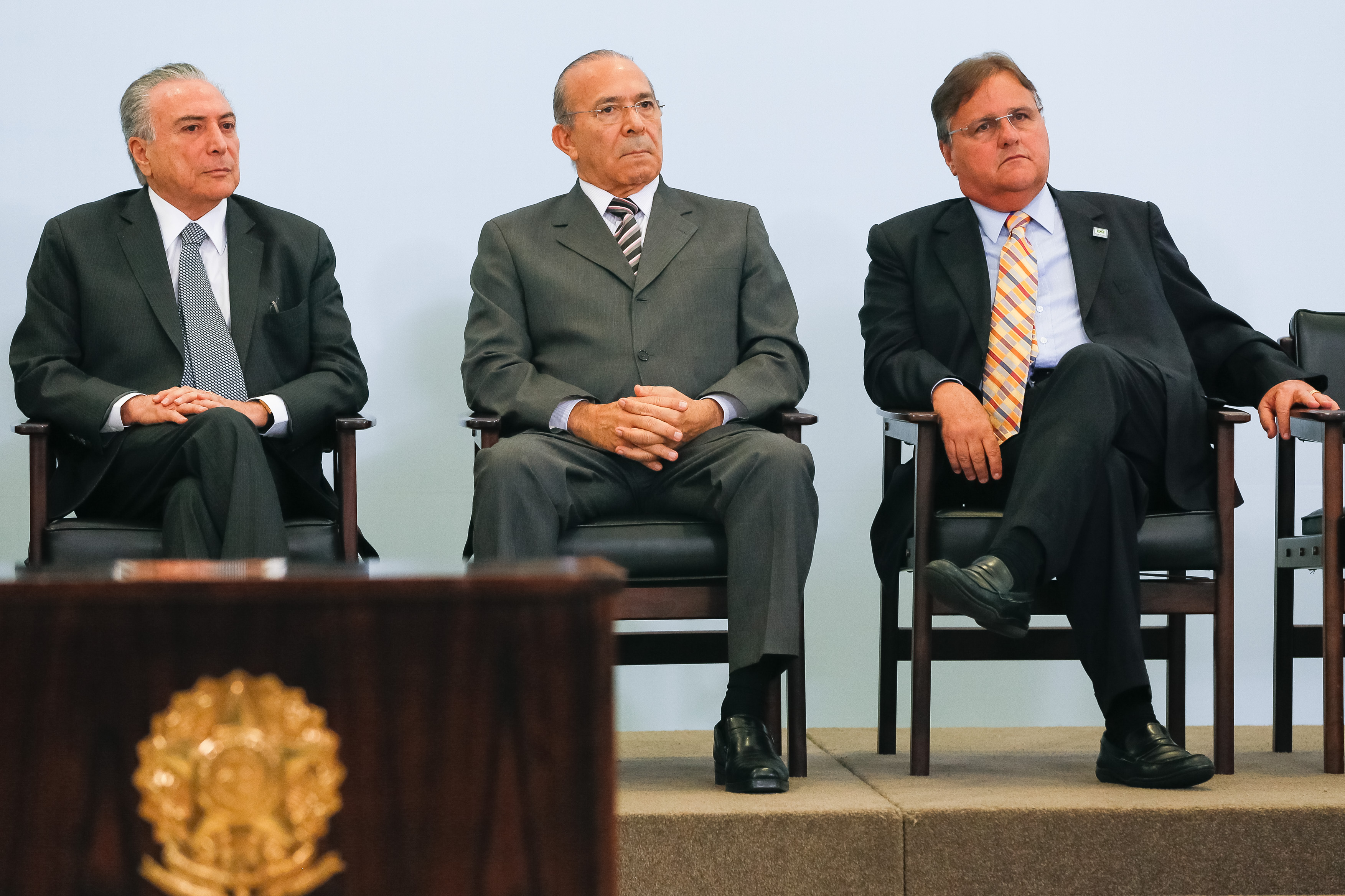 27/10/2016-Brasília - DF, Brasil- Cerimônia de Lançamento do Mutirão de Renegociação e Sanção de Leis referentes ao Supersimples e ao Salão-Parceiro
Presidente Michel Temer acompanhado do do Ministro da Casa Civil, Eliseu Padilha, e do Ministro da Secretaria de Governo, Geddel Vieira Lima, durante Cerimônia de Lançamento do Mutirão de Renegociação e Sanção de Leis referentes ao Supersimples e ao Salão-Parceiro.
Foto: Beto Barata/PR/FotosPúblicas