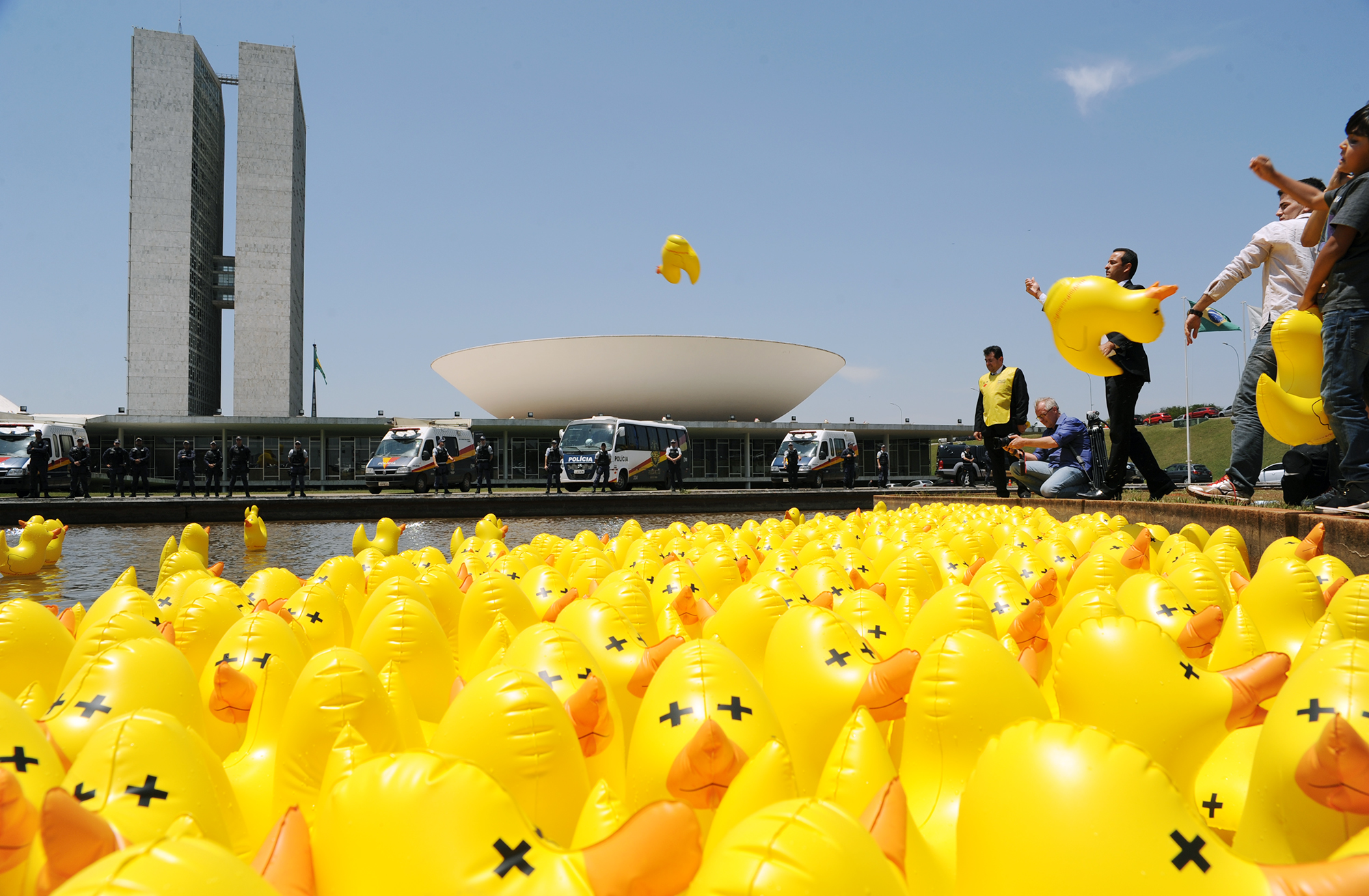 Brasília- DF- Brasil- 01/10/2015- Manifestantes jogam patos de borracha no espelho d·água do Congresso Nacional em protesto ao aumento de impostos: Não vou pagar esse pato.Foto: Lucio Bernardo Jr./ Câmara dos Deputados