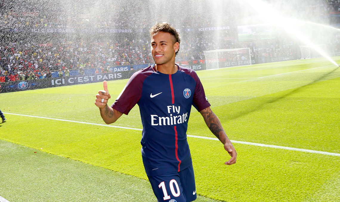 Paris 05/08/2017 O novo atacante parisiense Neymar Jr. foi apresentado neste sábado (5) ao público do Parc des Princes, poucos minutos antes do pontapé inicial do jogo de estreia nesta Ligue 1 contra o Amiens. Foto C.Gavelle/PSG