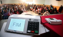 Urna eletrônica e pessoas | Foto: reprodução/Agência Brasil