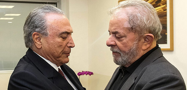 This handout picture released by the Brazilian Presidency on February 3, 2017 shows Brazil's President Michel Temer (L) giving his condolences to former president Luis Inacio Lula da Silva after the death of Lula's wife Marisa Leticia at the Sirio-Libanes Hospital in Sao Paulo.  The wife of Brazil's embattled former president Luiz Inacio Lula da Silva died on February 2, a week after she was hospitalized with a brain hemorrhage, doctors in Sao Paulo said. / AFP PHOTO / BRAZILIAN PRESIDENCY / Beto Barata / RESTRICTED TO EDITORIAL USE - MANDATORY CREDIT "AFP PHOTO /BETO BARATA/BRAZILIAN PRESIDENCY " - NO MARKETING - NO ADVERTISING CAMPAIGNS - DISTRIBUTED AS A SERVICE TO CLIENTS   ORG XMIT: NAL003