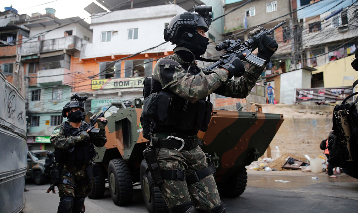 Militares do Exército e Aeronáutica iniciam cerco à Rocinha. Foto: Agência Brasil