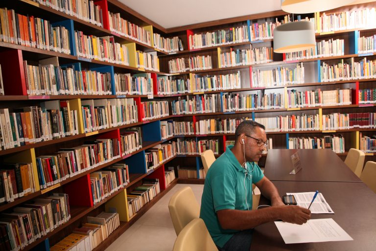 Leitor na Biblioteca Salomão Malina | Foto: divulgação FAP