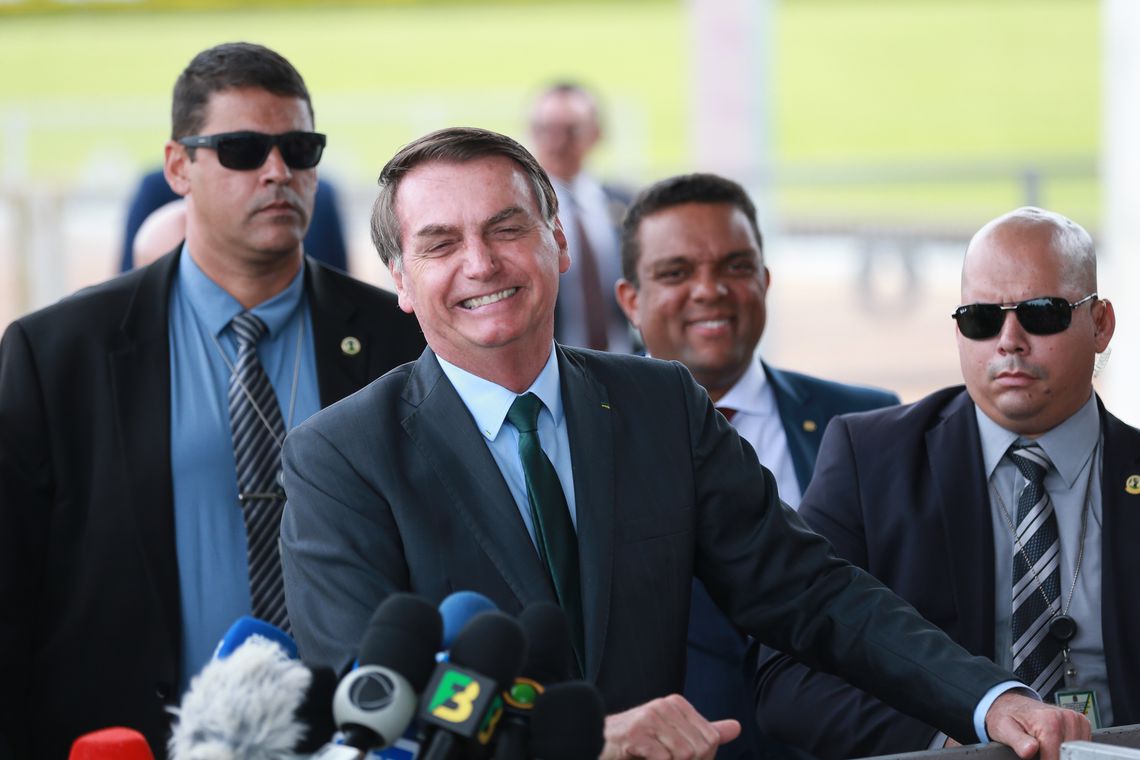 Bolsonaro cumprimenta populares no Palácio da Alvorada