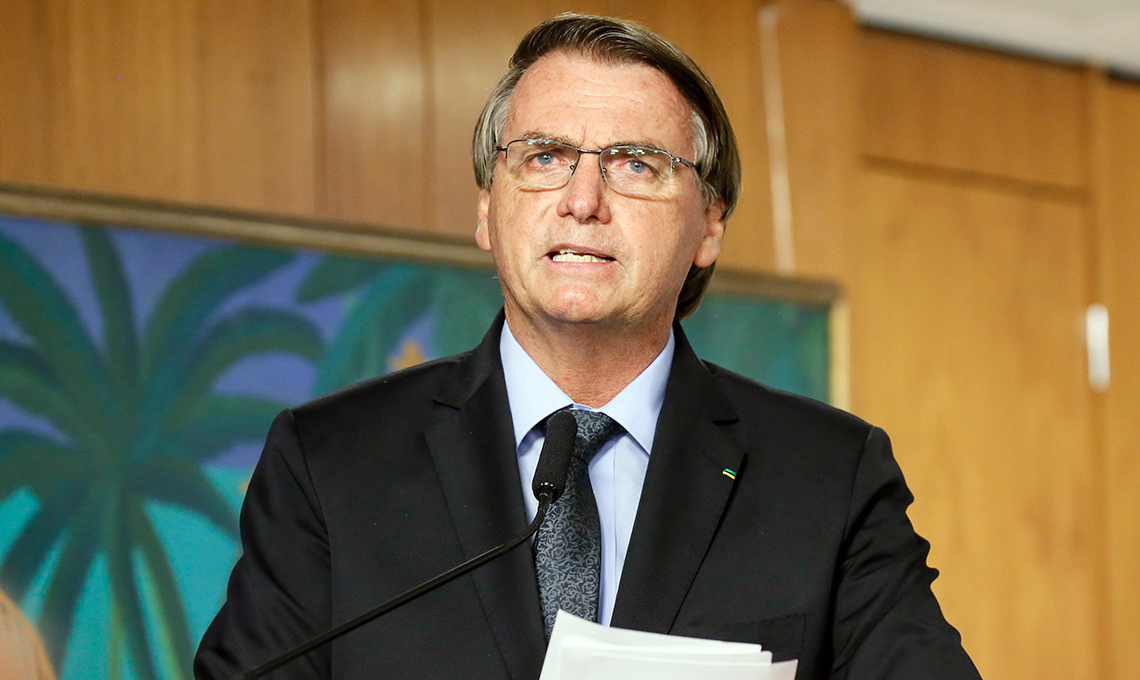 Andando a passos lentos, caso Flávio Bolsonaro é reaberto com novo