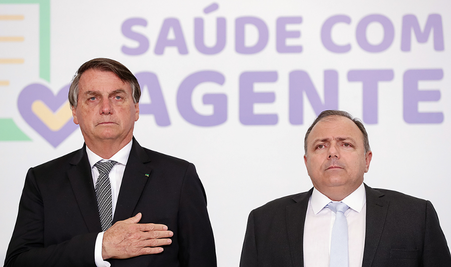 Presidente Bolsonaro e o ministro Pazuello durante cerimônia no Palácio do Planalto. Foto: PR