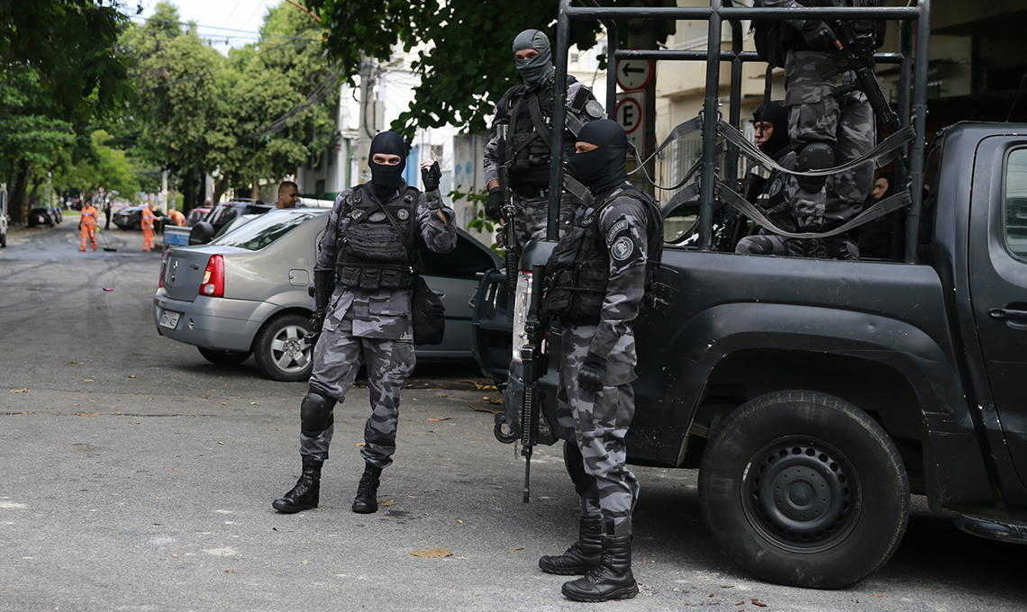 Tropa de Choque da Polícia Militar opera após protesto pela morte da menina Jenifer Selena Gomes, de 11 anos,  baleada com tiro no peito no bairro da Triagem, na Zona Norte do Rio de Janeiro.