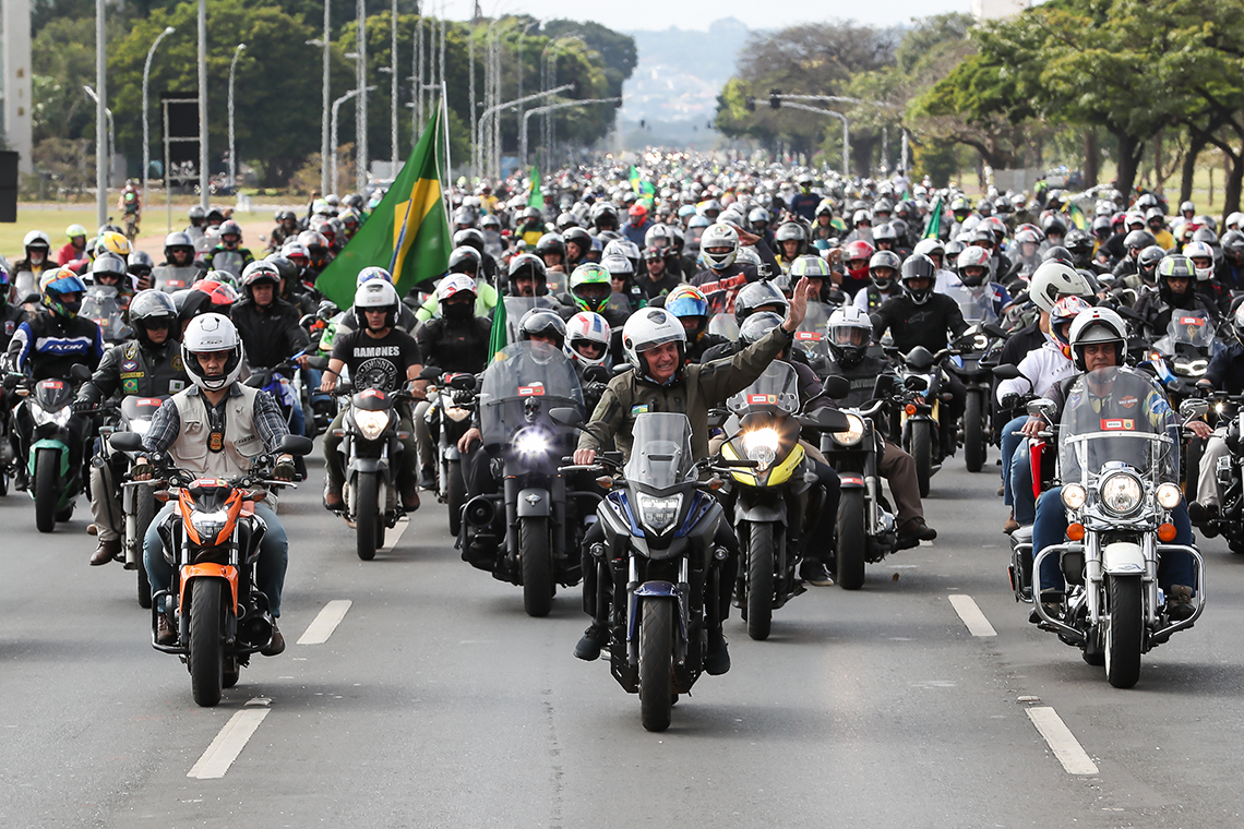 (Brasília - DF, 09/05/2021) Presidente Jair Bolsonaro durante passeio de moto pelas ruas de Brasília.
Foto: Marcos Corrêa/PR