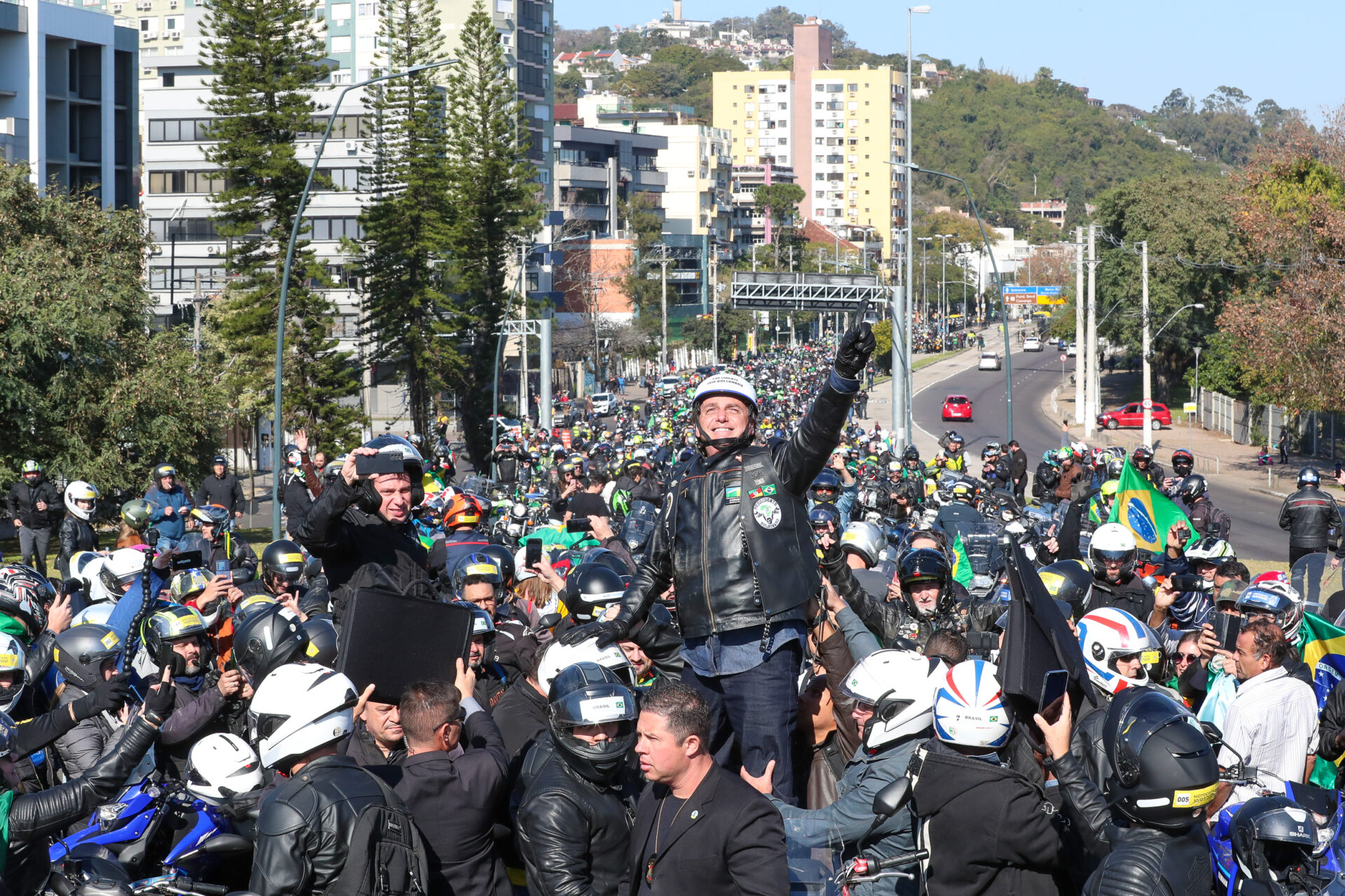 Jair Bolsonaro posa para fotografia entre apoiadores durante motociata realizada na cidade de Porto Alegre (RS). Evento na capital gaúcha foi o 5º evento do tipo com a participação do presidente. Foto: Isac Nóbrega/PR