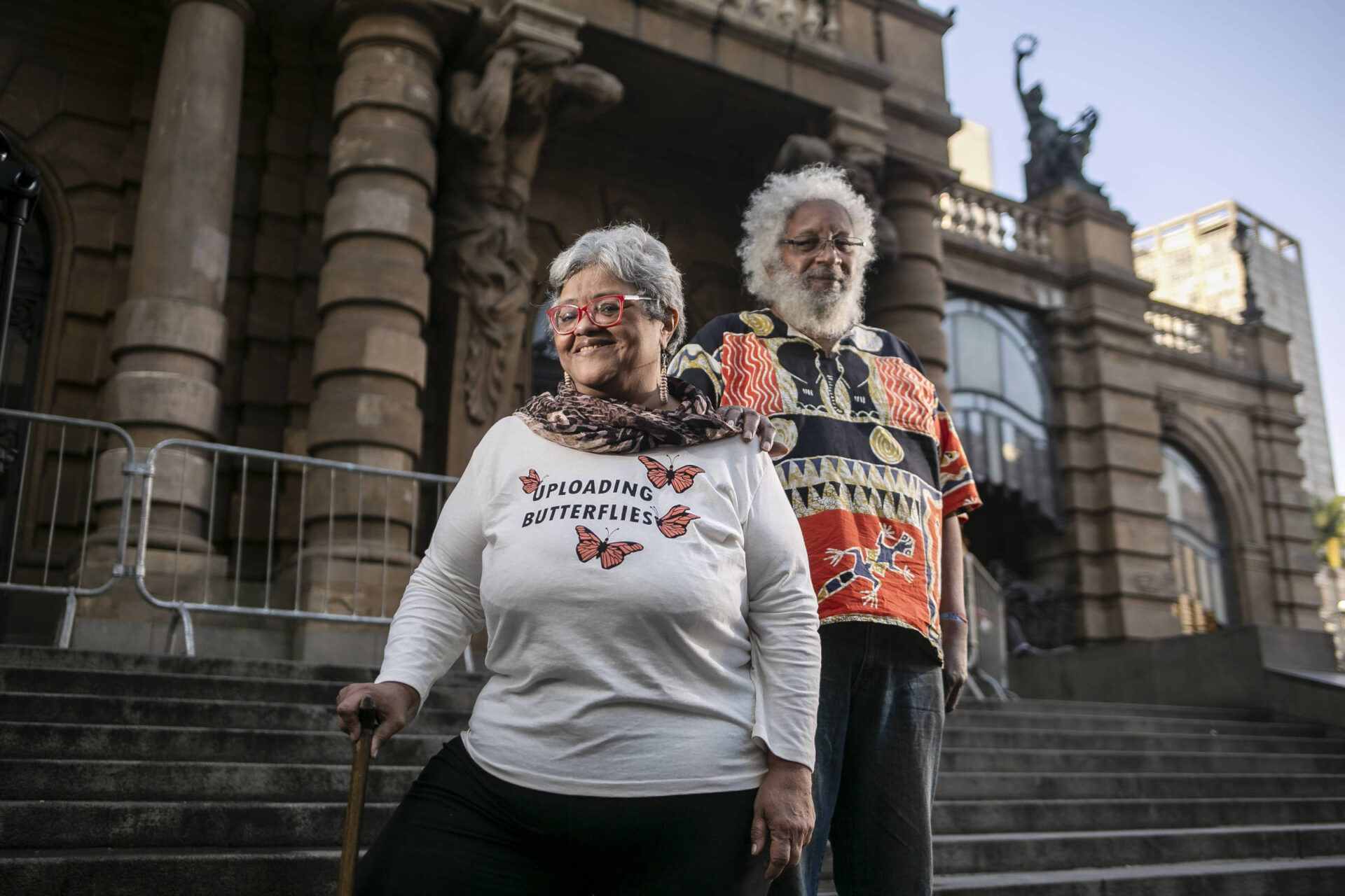 Retrato da fundadora e coordenadora regional do Movimento Negro Unificado, Regina Lúcia dos Santos, 66, e seu companheiro Milton Barbosa, 73, na escadaria do Theatro Municipal, onde aconteceu uma grande manifestação antirracista em 1978. Foto: Keiny Andrade/Folhapress