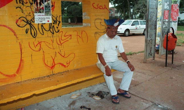 Cacique do povo Xavante no ponto de ônibus onde Galdino foi morto, em 1997 | Foto de Sérgio Marques/Agência O GLOBO