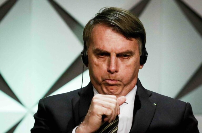 Bolsonaro se prepara para discurso | Foto: Aloisio Mauricio/Fotoarena/Sipa USA)(Sipa via AP Images)