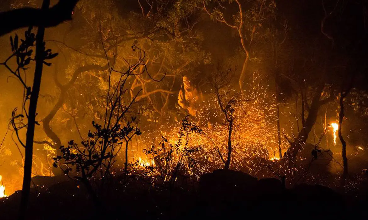 ICMBio combate fogo na Chapada dos Veadeiros