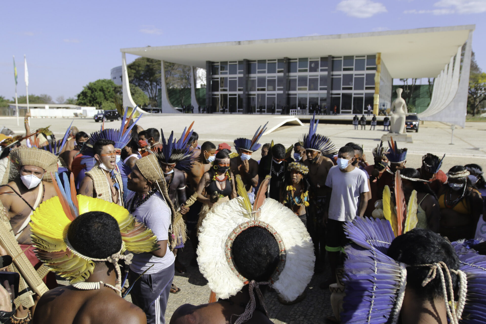 Indígenas em frente ao STF durante vigília contra o Marco Temporal. Foto: Fabio Rodrigues-Pozzebom/Agência Brasil