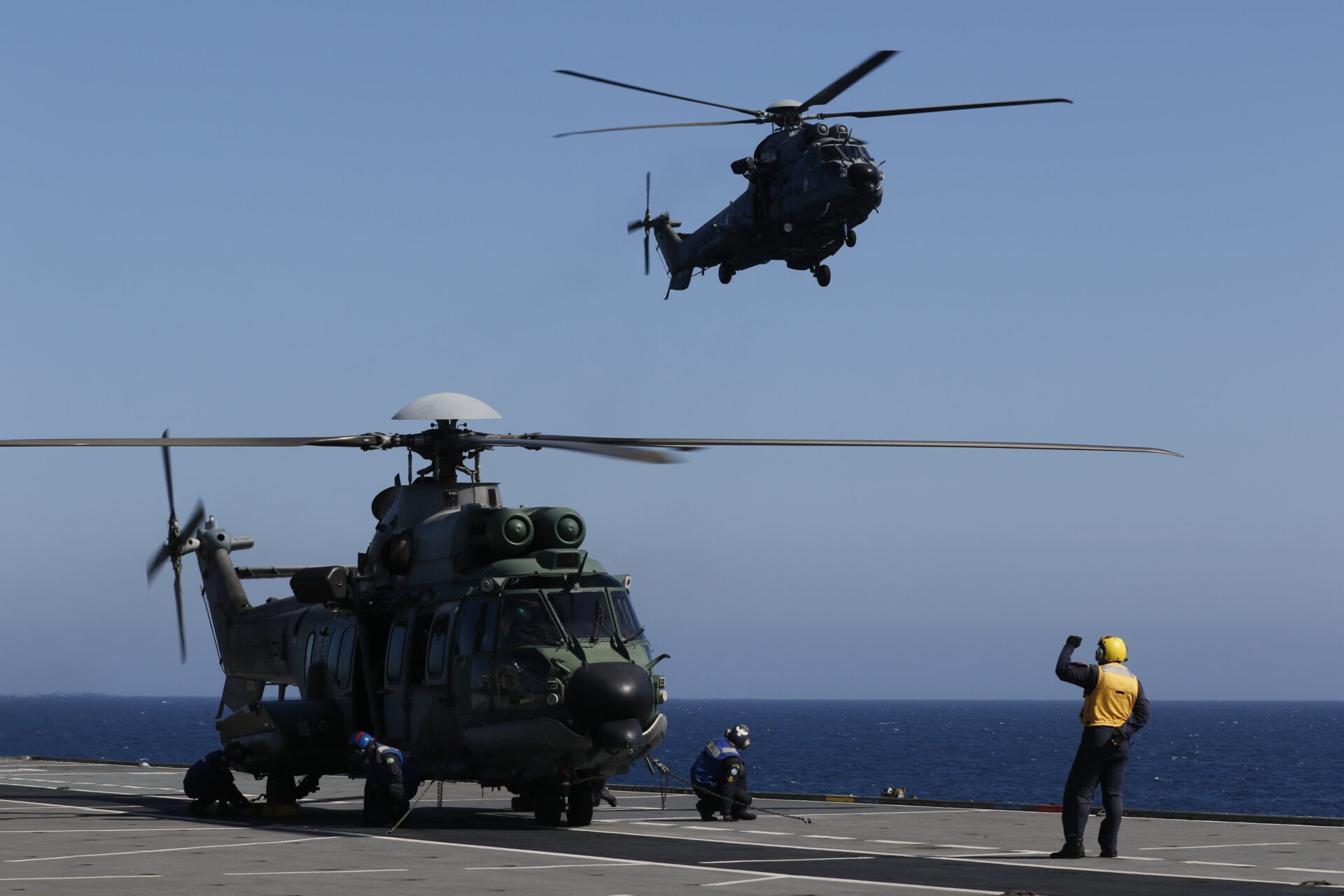 Helicópteros das três Forças Armadas (Marinha, Exército e Força Aérea), realizam manobras no Navio-Aeródromo Multipropósito Atlântico em movimento durante a Operação Poseidon 2021