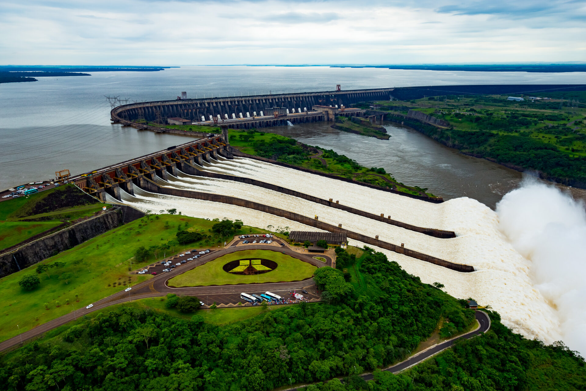 Usina Hidrelétrica binacional de Itaipu. A maior do mundo desde a inauguração, em 1984, até o ano de 2012, produz até 14.000 megawatts. Foto: Alexandre Marchetti/Itaipu Binacional