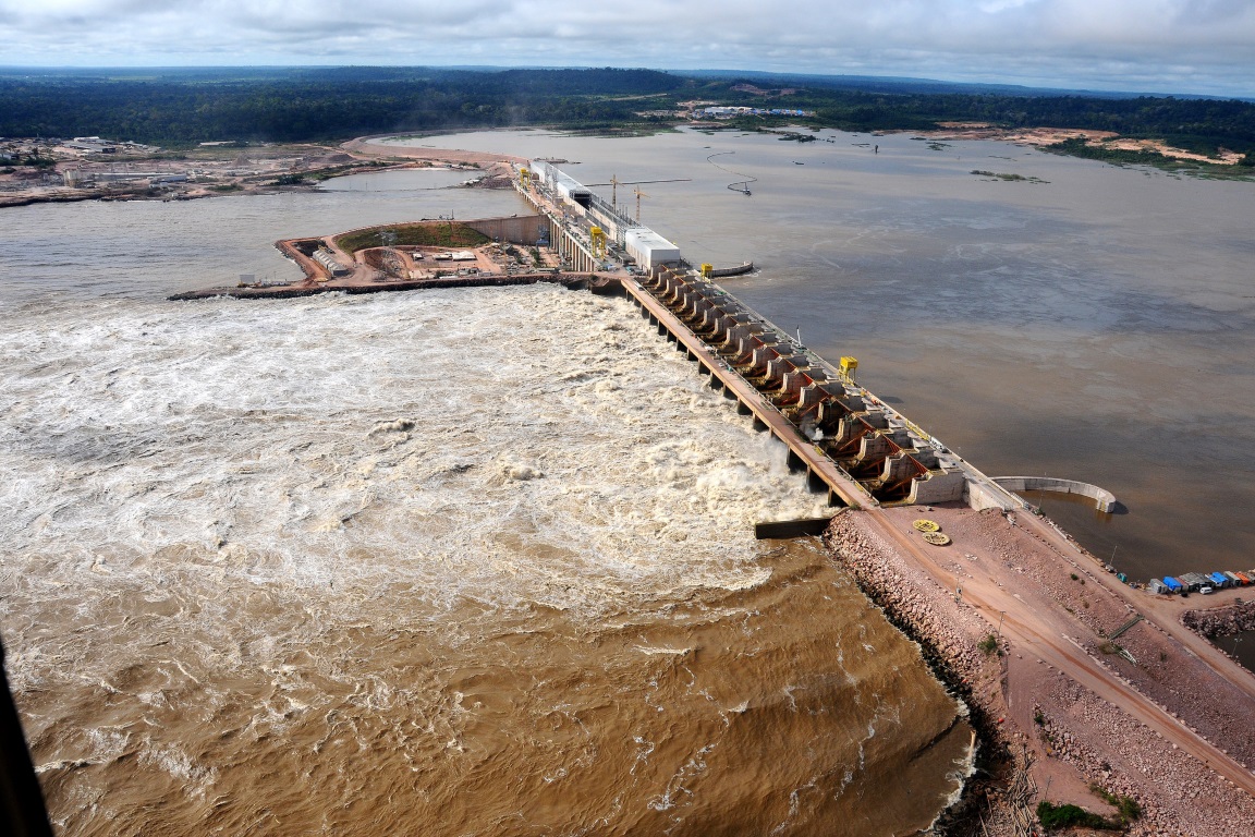 Usina hidrelétrica de Jirau, no rio Madeira, em Rondônia. Com capacidade instalada de 3.750 megawatts, ela está em operação no Rio Madeira, na Bacia Amazônica, desde 2013. Foto: Divulgação/PAC