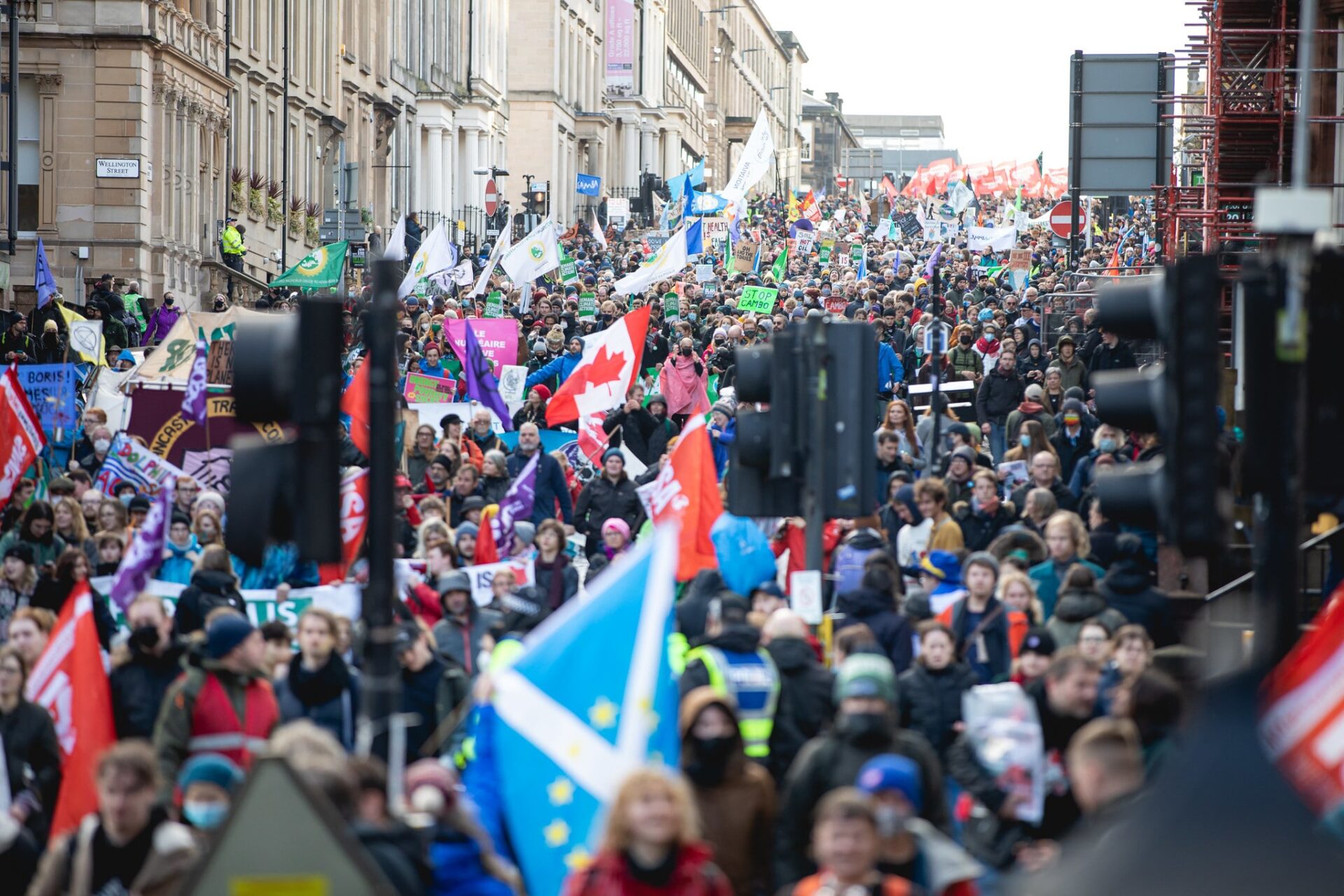 Protesto em Glasgow (Escócia) cobrando mais ações da COP-26 reúne milhares de pessoas. Foto: The Left in the European Parliament