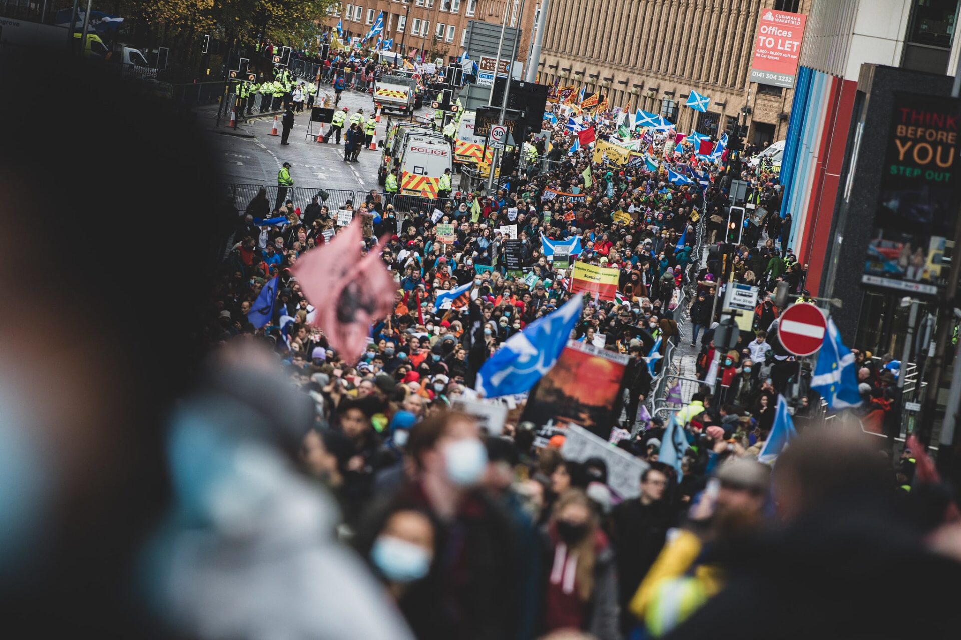 Protesto em Glasgow (Escócia) cobrando mais ações da COP-26 reúne milhares de pessoas. Foto: The Left in the European Parliament