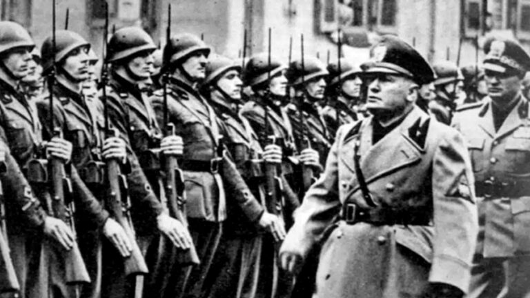 O ex-primeiro-ministro da Itália Benito Mussolini fundou o Partido Nacional Fascista em 1921 | Foto: Reprodução/Descomplica