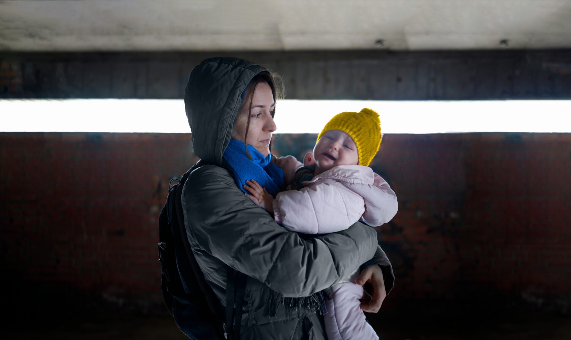 Mãe segura seu bebê em abrigo antiaéreo na Ucrânia | Foto: Marko Subotin/Shutterstock