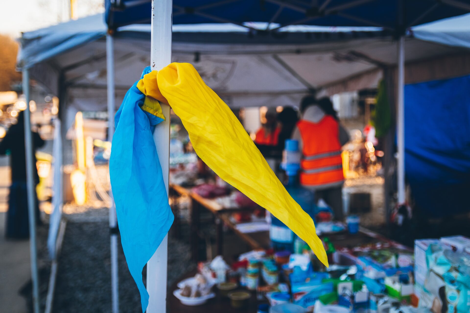 Lenço nas cores da bandeira da Ucrânia em fronteira com a Eslováquia | Foto: Vladys Creator/Shutterstock