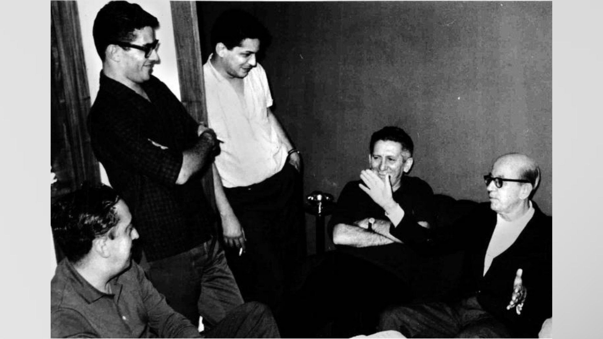 Astrojildo Pereira durante visita à redação do jornal Última Hora em 1965 | Reprodução: Folhapress