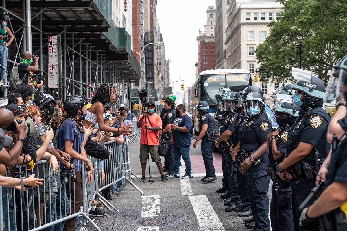 Policial brutality | Shutterstock/lev radin