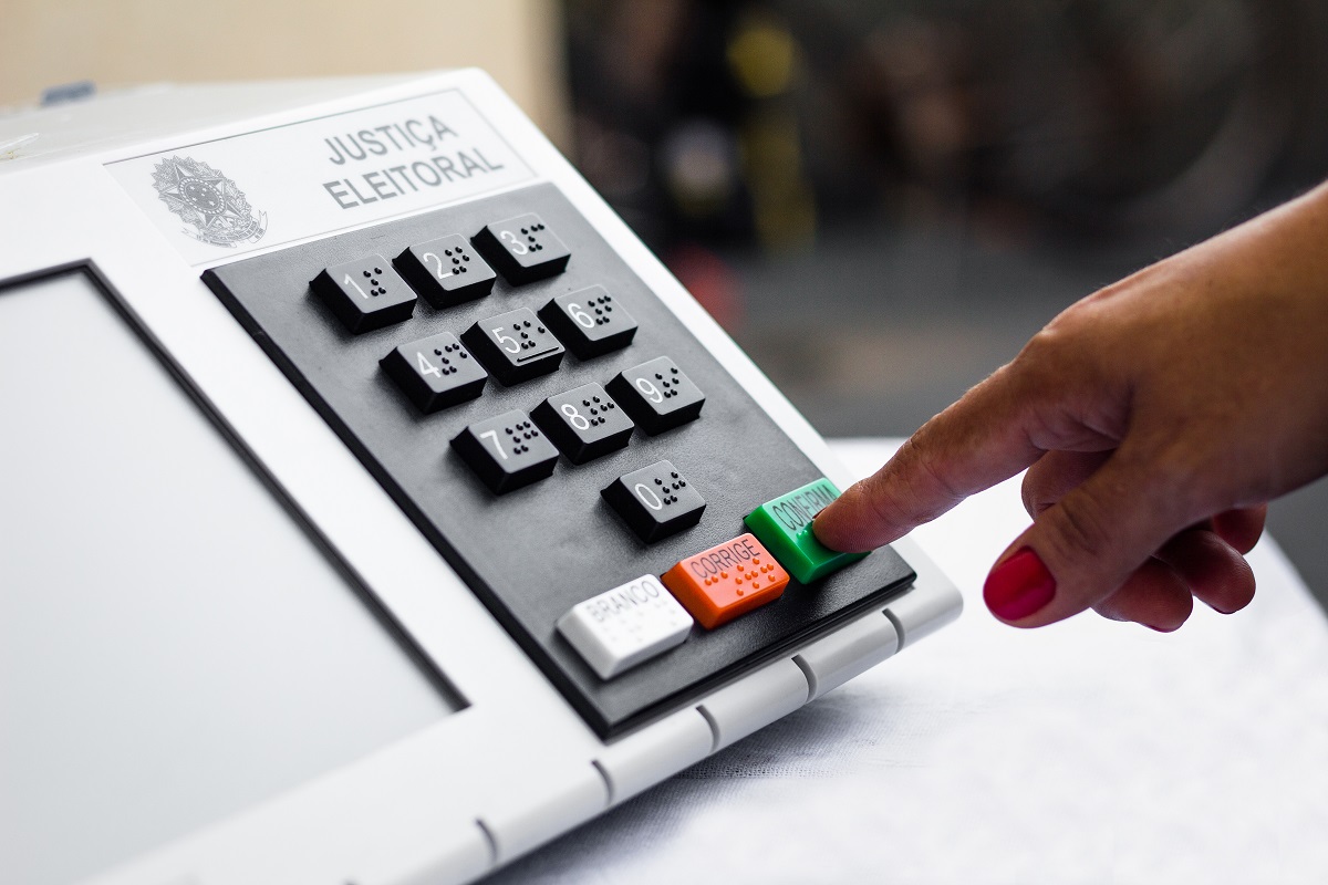 Revista online | Mesmo sob ataques, urna eletrônica mantém segurança do voto