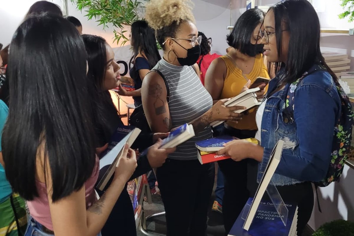 Estande da Fundação Astrojildo Pereira na Feira do Livro, em Brasília