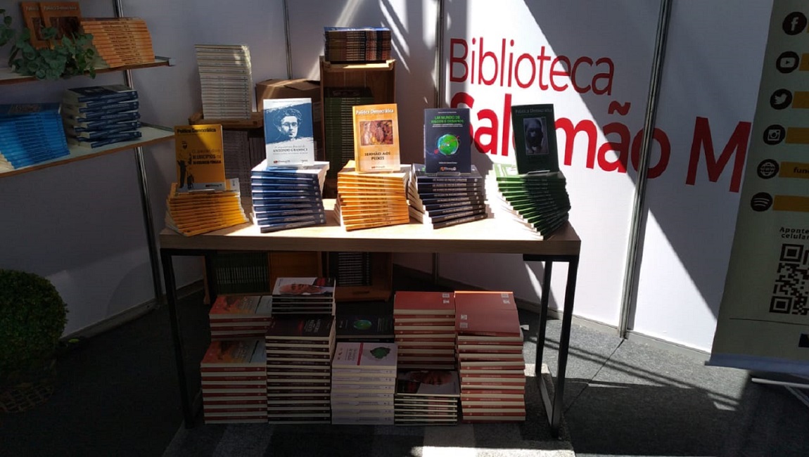 Estante de livros da FAP ganha mais títulos | Foto: Biblioteca Salomão Malina