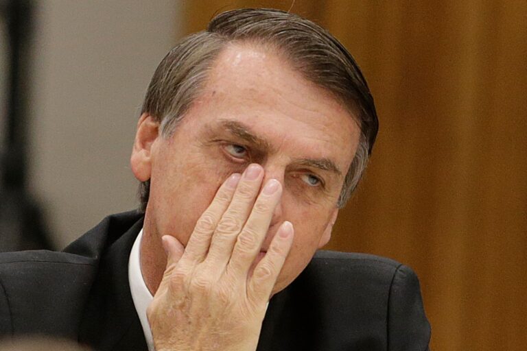 Bolsonaro com a mão no rosto | Foto: Antonio Scorza/Shutterstock
