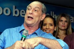 Ciro Gomes com microfone na mão | Foto: Antonio Scorza/Shutterstock