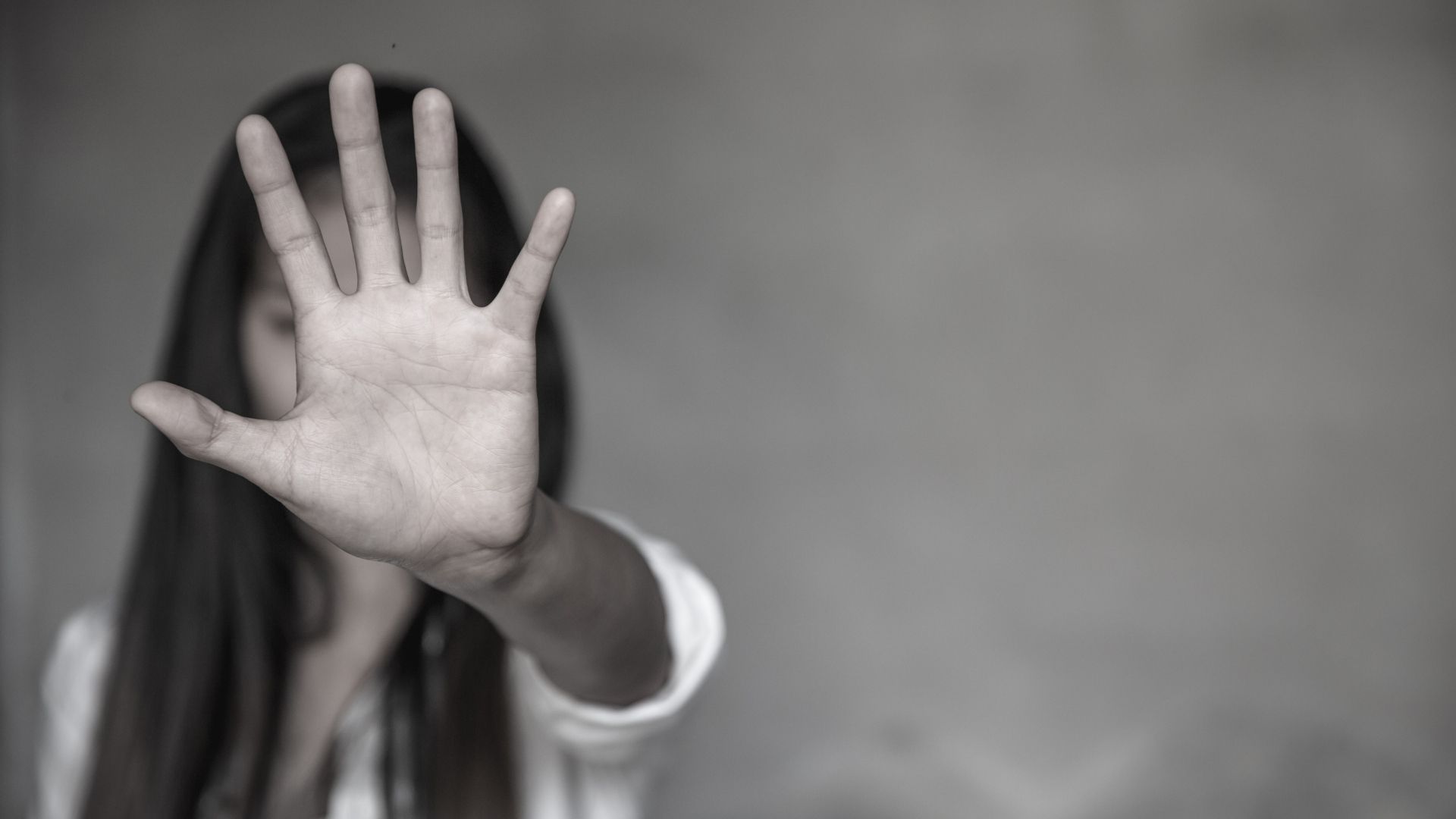 Pessoas que sofrem relações abusivas precisam ser alertadas da violência a qual estão submetidas | Foto: Tinnakorn Jorruang/Shutterstock