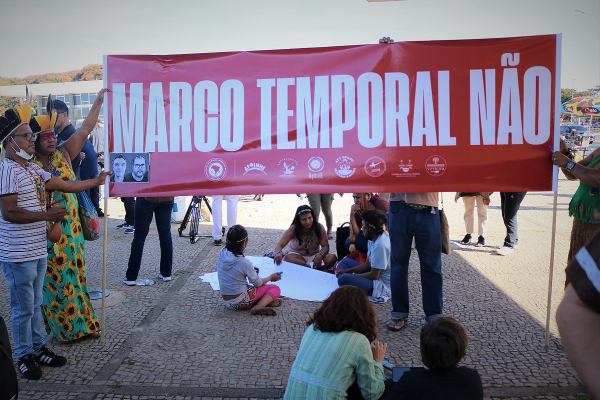 Faixa contra o Marco Temporal protesto | Foto: Créditos: Cimi - Conselho Indigenista Missionário - Flickr
