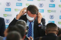 Jair Bolsonaro usando máscara | Foto: Antonio Scorza/Shutterstock