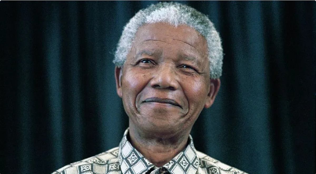 O ex-presidente da África do Sul Nelson Mandela fala aos visitantes em 8 de março de 1999 em sua residência em Houghton, um subúrbio de Joanesburgo, África do Sul/ Per-Anders Pettersson/Getty Images