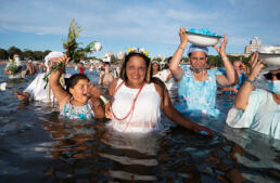Mulheres fazem oferenda a Iemanjá na praia de Ramirez, no Uruguai, em fevereiro deste ano. - Pablo Porciuncula/AFP
