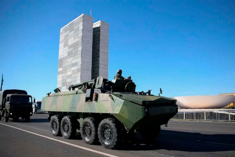 Tanque passa em frente ao Congresso | Foto: reprodução